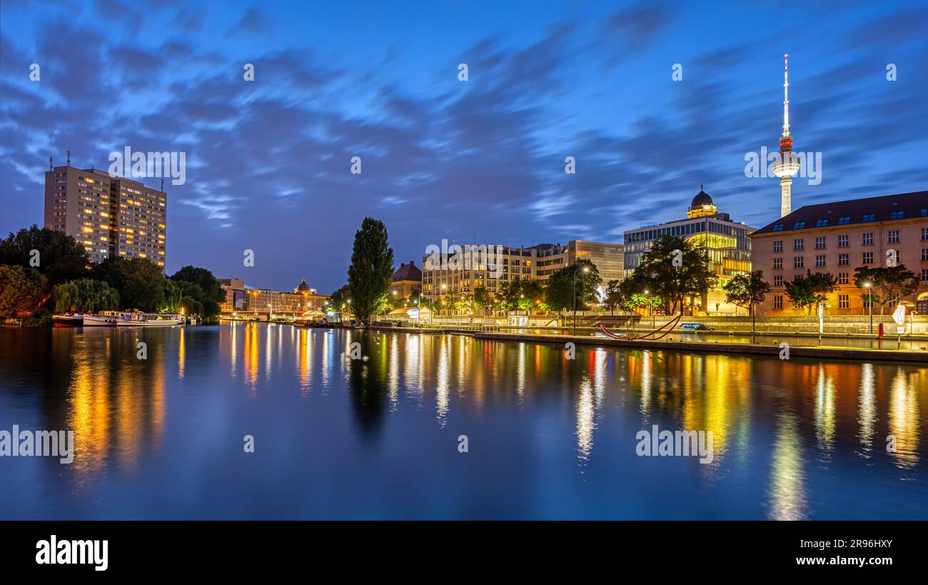 Die Spree im Zentrum von Berlin mit dem berühmten Fernsehturm bei Nacht Stockfoto