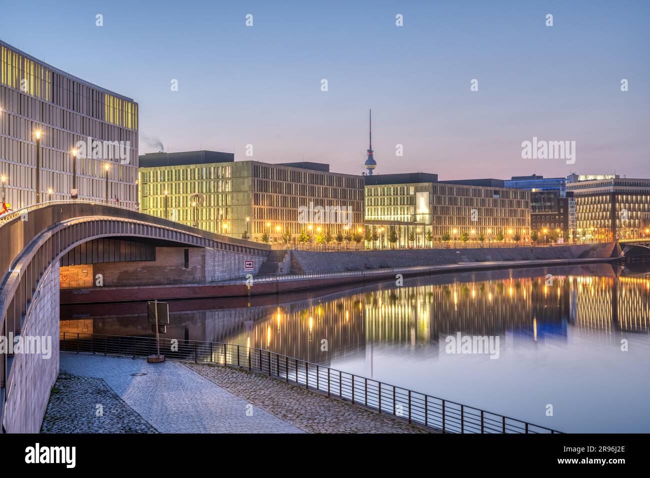Früh am Morgen auf der Spree in Berlin mit dem Fernsehturm im Hintergrund Stockfoto
