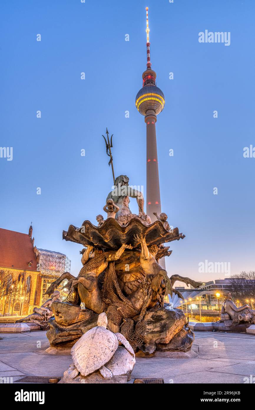 Der berühmte Fernsehturm und der Neptun-Brunnen in Berlin in der Dämmerung Stockfoto