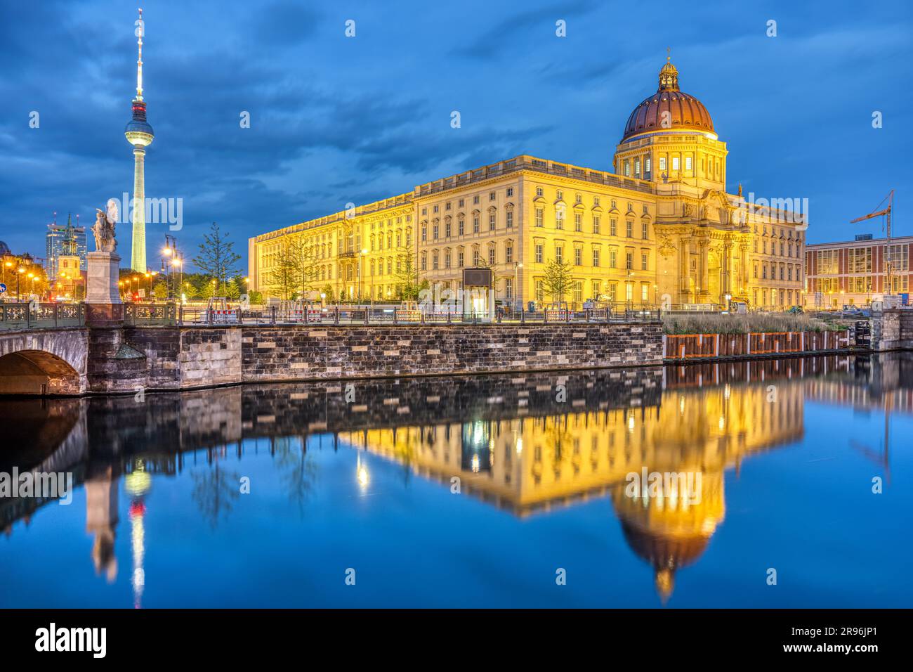 Der wiederaufgebaute Berliner Stadtpalast und der berühmte Fernsehturm bei Nacht Stockfoto