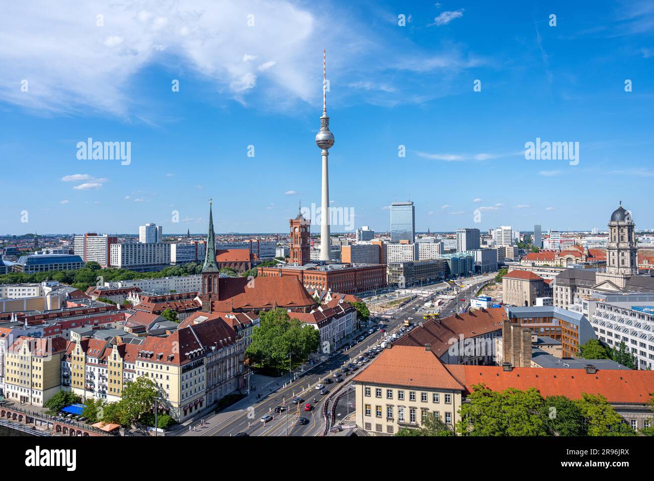 Berlins Stadtzentrum mit dem berühmten Fernsehturm an einem sonnigen Tag Stockfoto