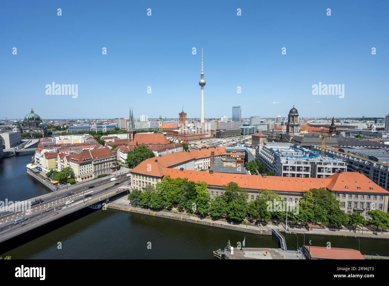 Das Zentrum von Berlin mit dem berühmten Fernsehturm an einem sonnigen Tag Stockfoto