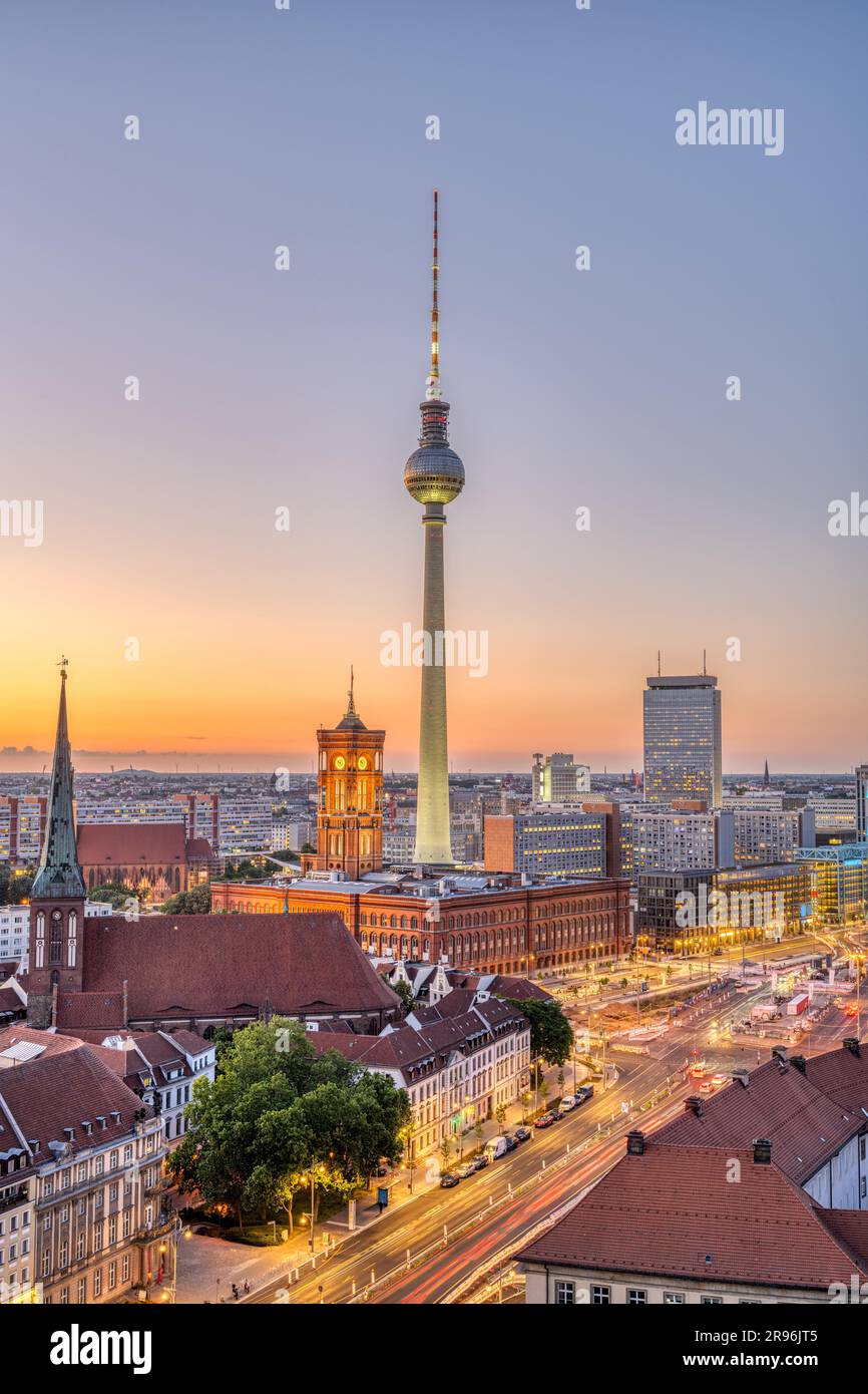 Der berühmte Fernsehturm und die Berliner Innenstadt nach Sonnenuntergang Stockfoto