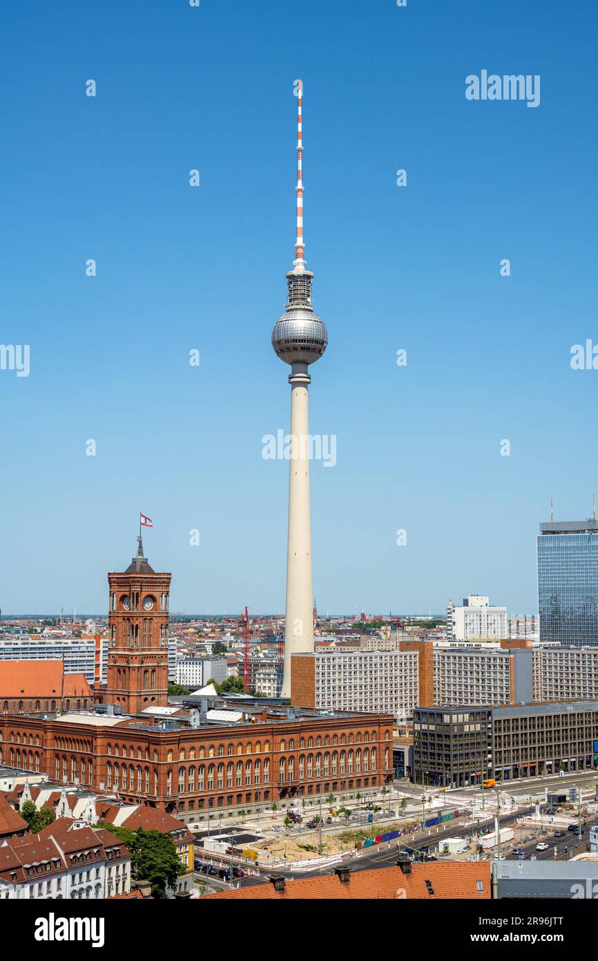 Der berühmte Fernsehturm und das Berliner Rathaus an einem sonnigen Tag Stockfoto