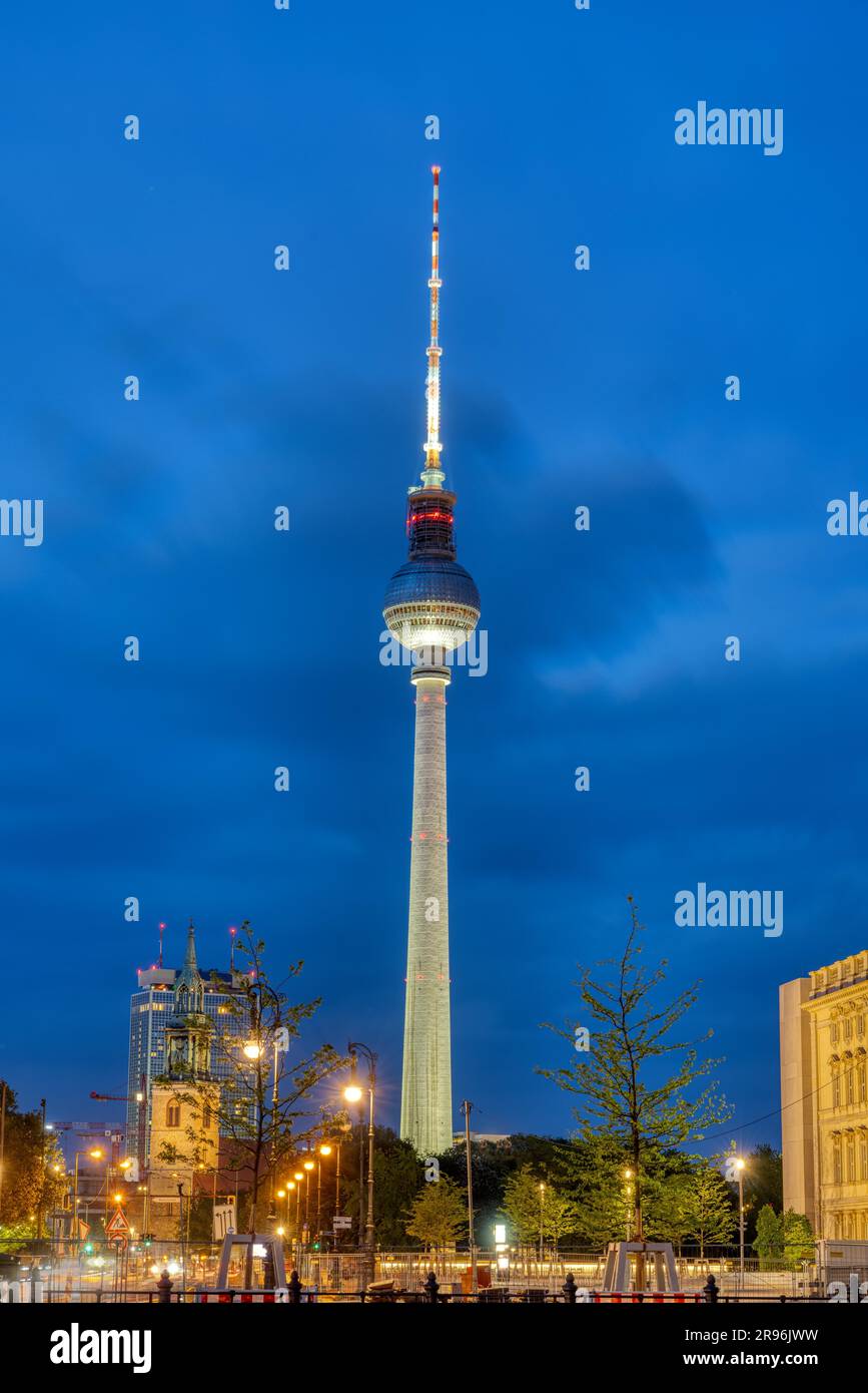 Der berühmte Berliner Fernsehturm bei Nacht von der Museumsinsel aus gesehen Stockfoto