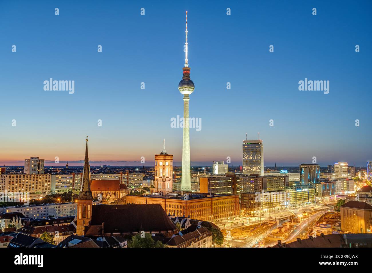 Der berühmte Fernsehturm und Berlins Stadtzentrum bei Nacht Stockfoto