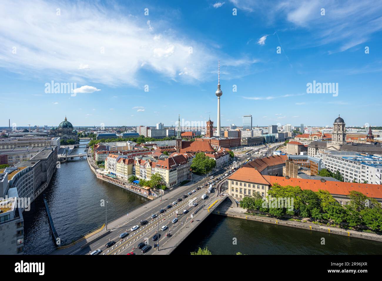 Blick auf Berlin-Mitte mit dem berühmten Fernsehturm und der Spree an einem sonnigen Tag Stockfoto