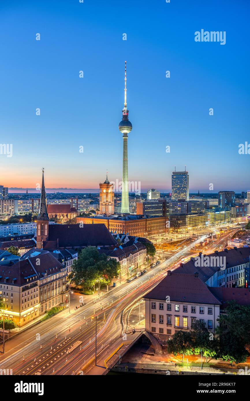 Der berühmte Fernsehturm und Berlins Stadtzentrum bei Nacht Stockfoto