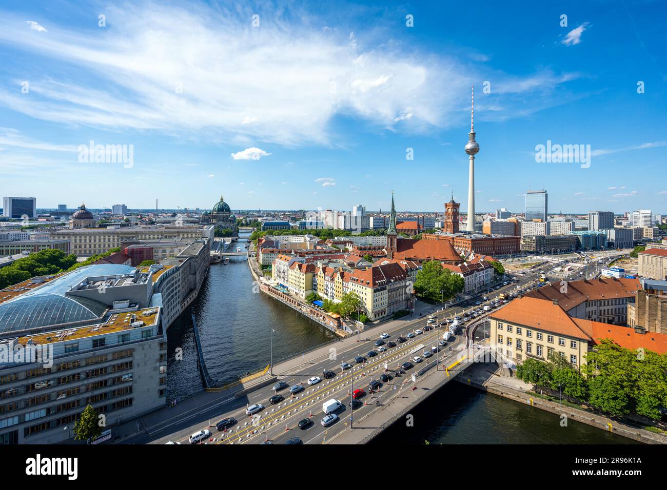 Das Zentrum von Berlin mit dem berühmten Fernsehturm an einem sonnigen Tag Stockfoto