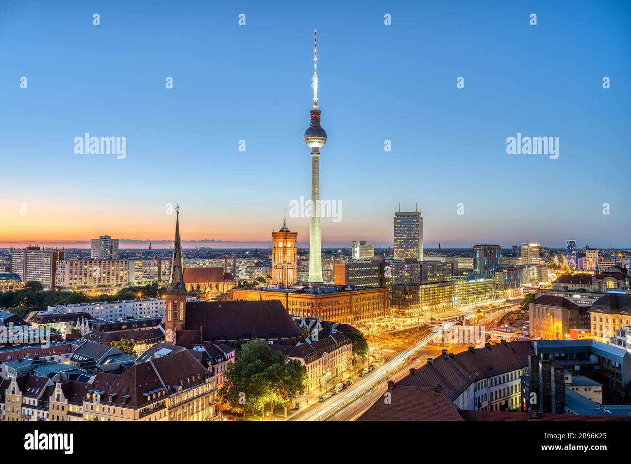 Der berühmte Fernsehturm und die Berliner Innenstadt nach Sonnenuntergang Stockfoto