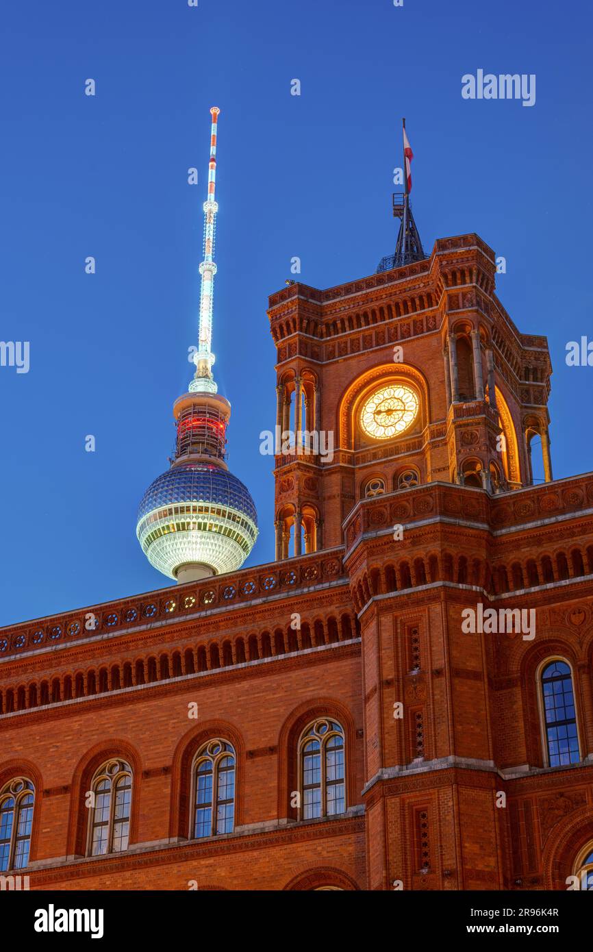 Das Rathaus und der berühmte Fernsehturm in Berlin bei Nacht Stockfoto