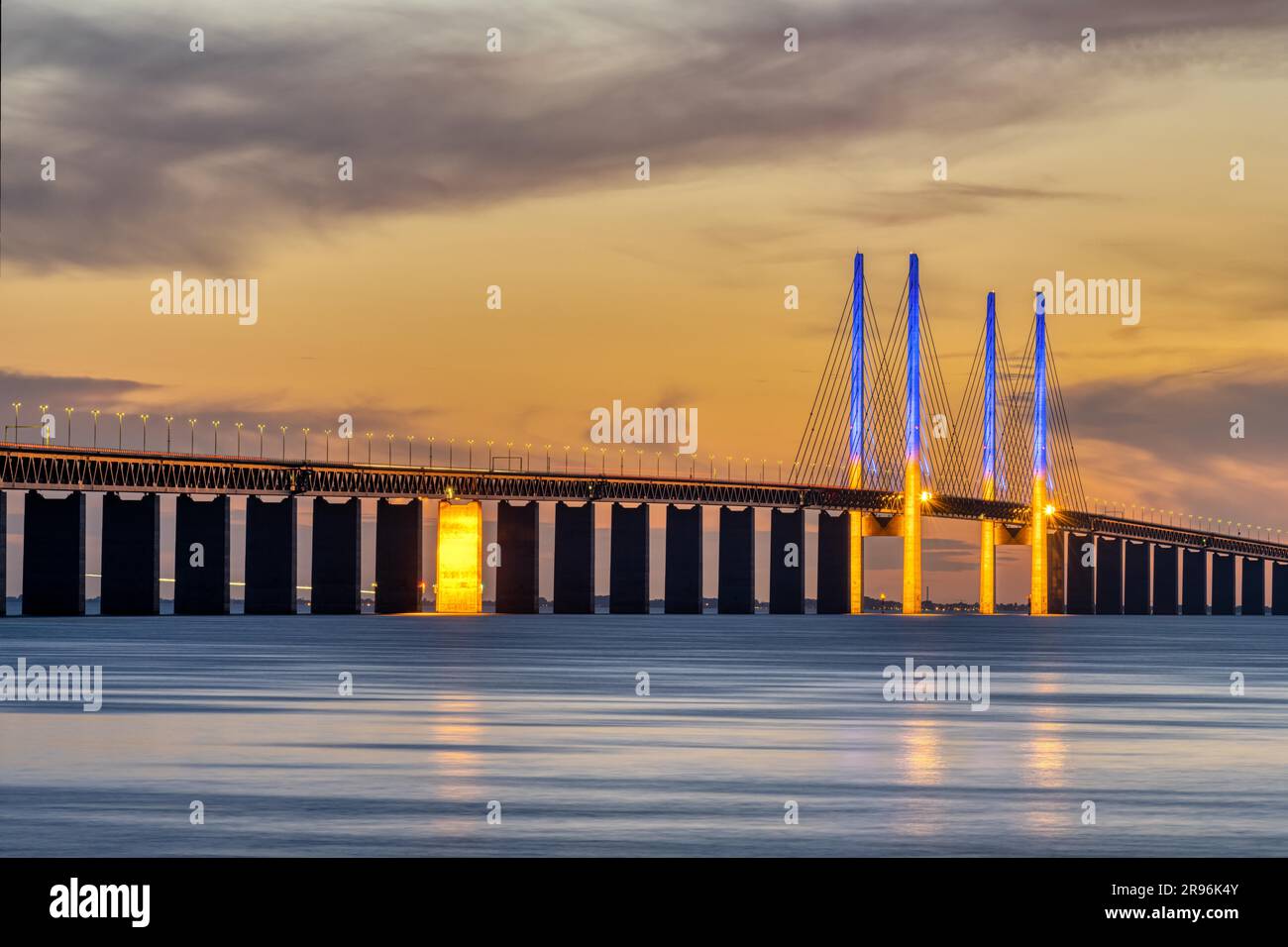 Die berühmte Öresund-Brücke zwischen Dänemark und Schweden nach Sonnenuntergang Stockfoto