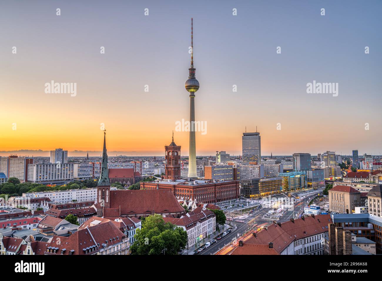Das Zentrum von Berlin mit dem berühmten Fernsehturm nach Sonnenuntergang Stockfoto