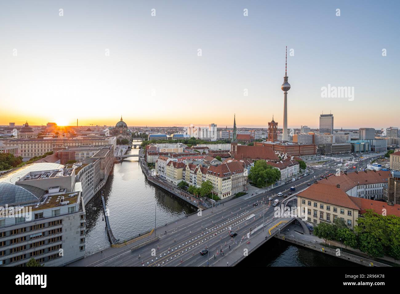 Das Zentrum von Berlin mit dem berühmten Fernsehturm bei Sonnenuntergang Stockfoto