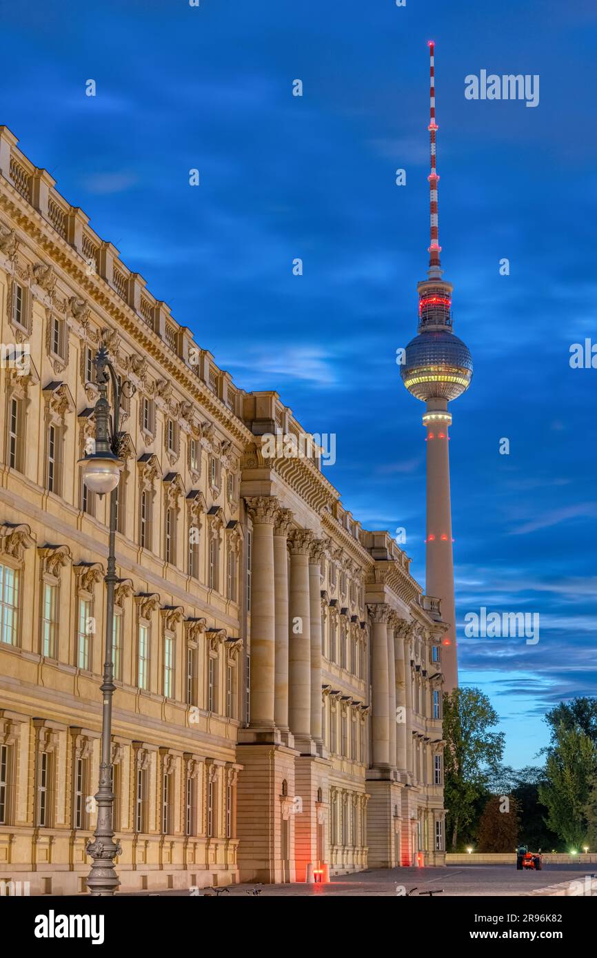 Der berühmte Fernsehturm und die Fassade des Berliner Stadtpalastes im Morgengrauen Stockfoto