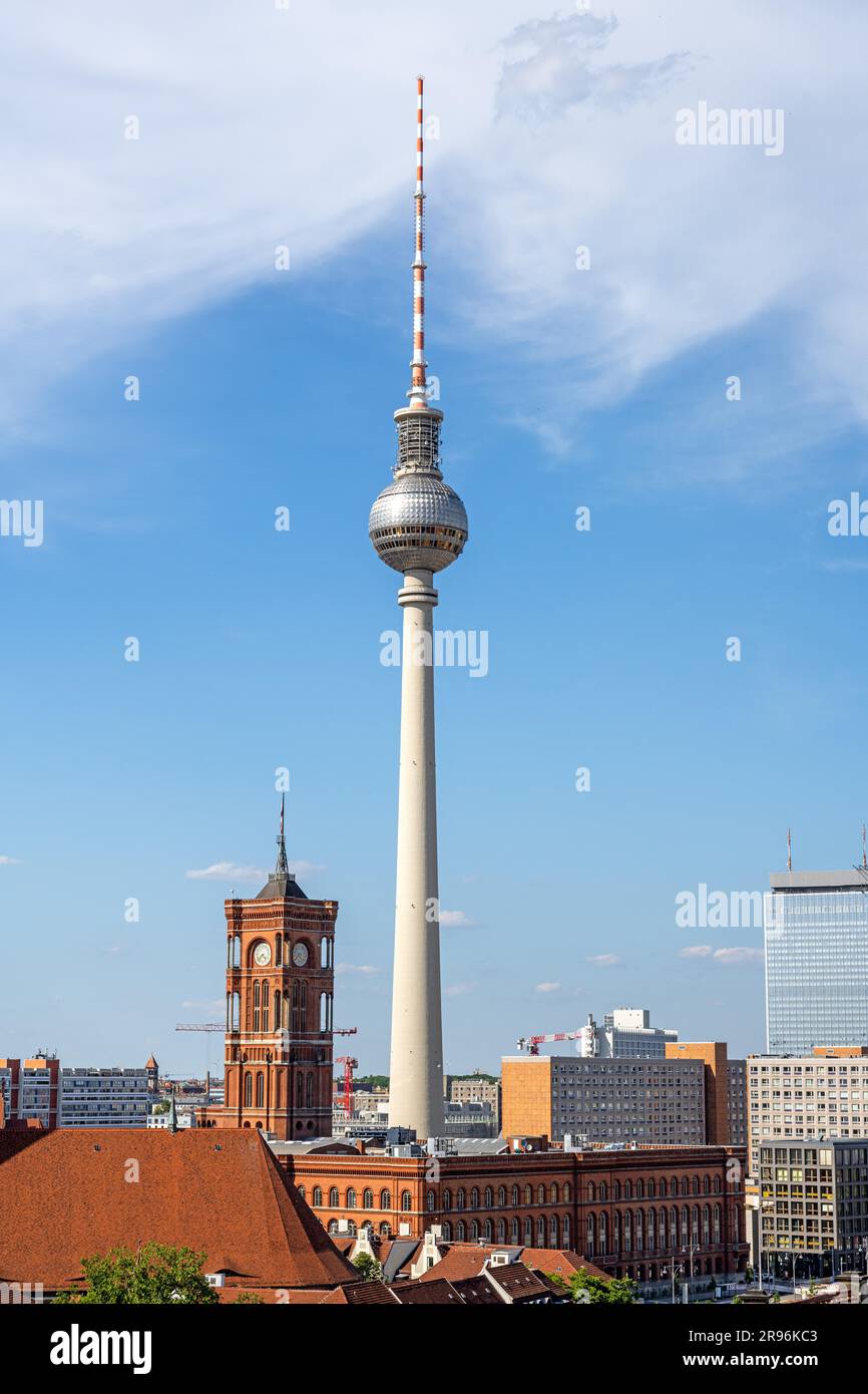 Der berühmte Fernsehturm und das Rote Rathaus in Berlin an einem wunderschönen sonnigen Tag Stockfoto