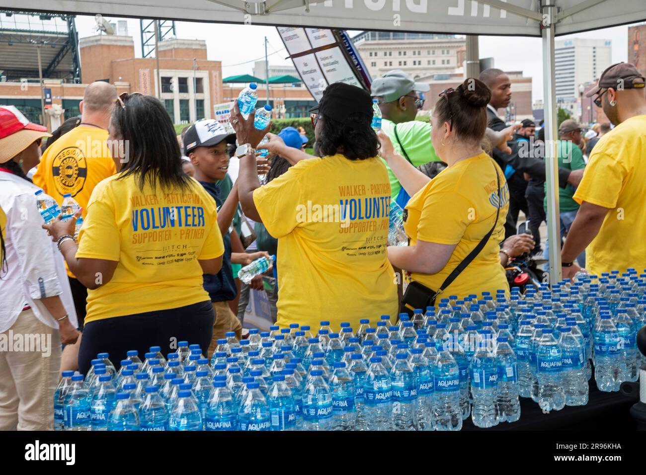 Detroit, Michigan, USA. 24. Juni 2023. Ein vom NAACP organisierter Freedom Walk feiert Martin Luther King Jr.'s 1963 Walk to Freedom. Bei dieser Veranstaltung führte King über 100.000 Bürgerrechtsaktivisten in Detroit an und hielt dann eine frühe Version seiner berühmten Rede „I have a Dream“ ab. Freiwillige gaben Wasser an Marscher. Kredit: Jim West/Alamy Live News Stockfoto