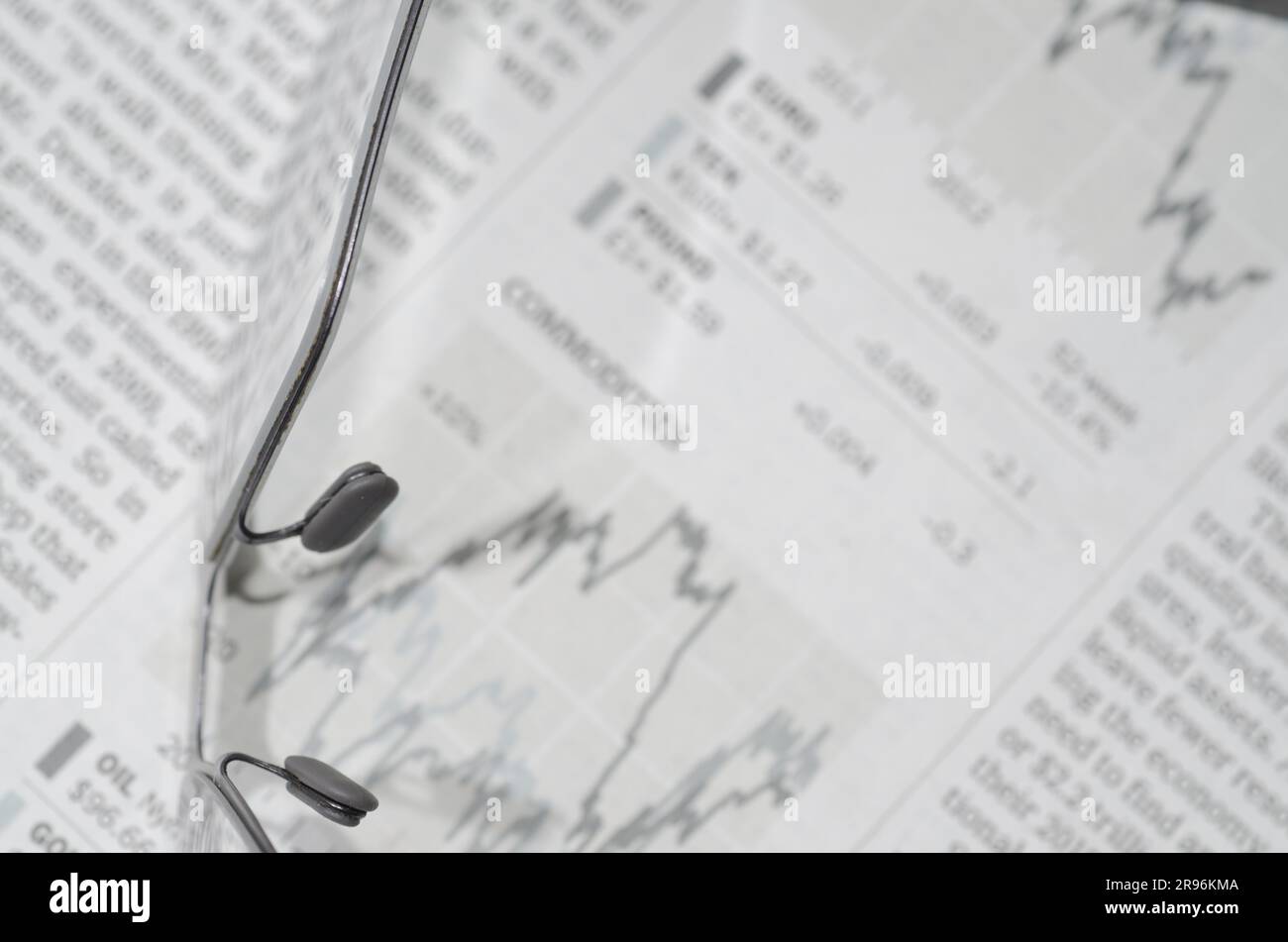 Finanzzeitung und Brille Stockfoto