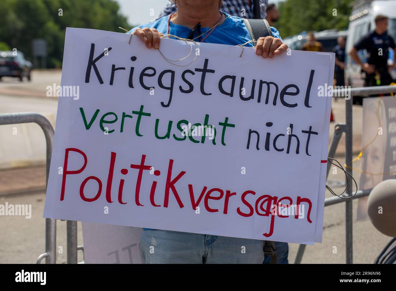 Friedensdemo vor der Luftwaffenstützpunkt Ramstein gegen Krieg und Aufrüstung und für Diplomatie und Verhandlungen Stockfoto