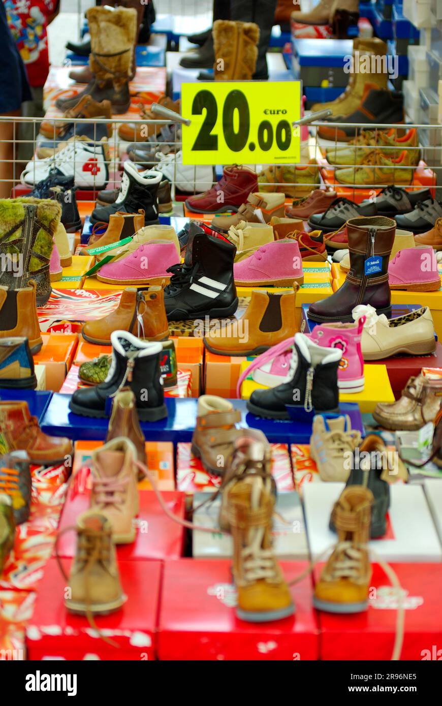 Marktstand mit Schuhen, Italien Stockfoto