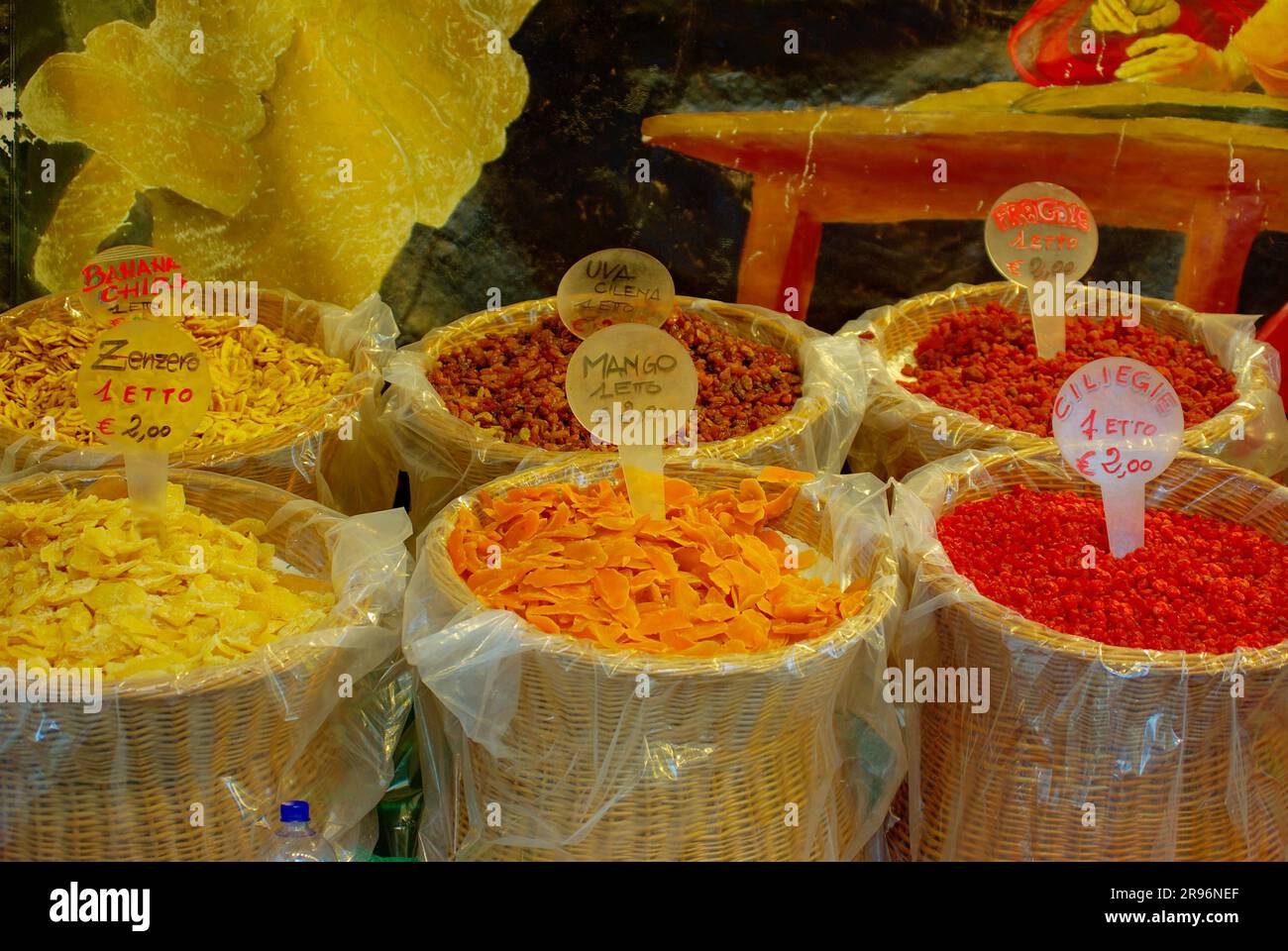 Marktstand für Trockenobst, Trockenobst, Trockenobst, Italien Stockfoto