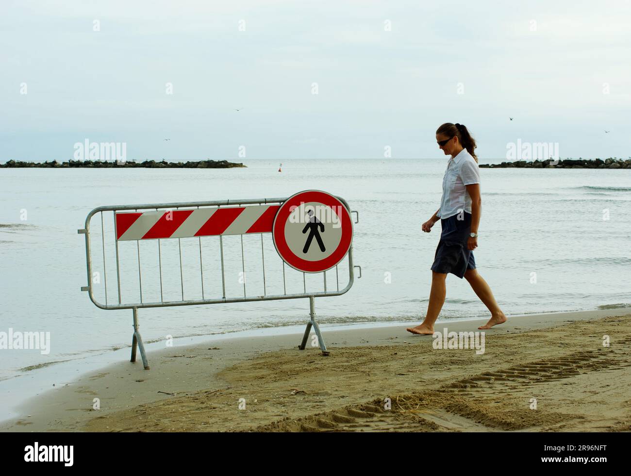 Schild am Strand 'Fußgänger verboten', Pesaro, Italien Stockfoto