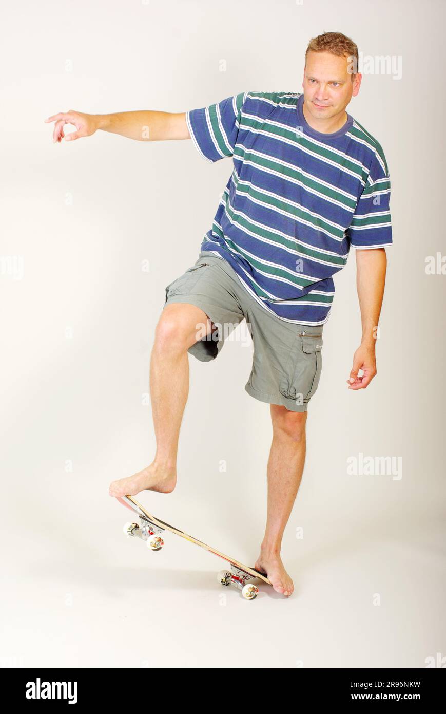 Mann auf Skateboard, ausgeschnitten, freistehend Stockfoto