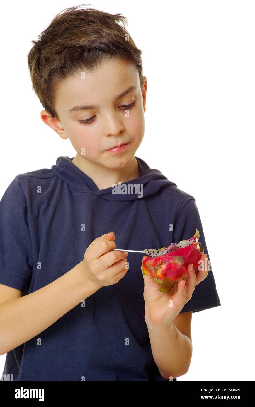Junge isst Pitahaya mit dreieckigem Hylocereus (Hylocereus triangularis), Kaktusfrucht, Drachenfrucht, Löffel, Pitaya Stockfoto