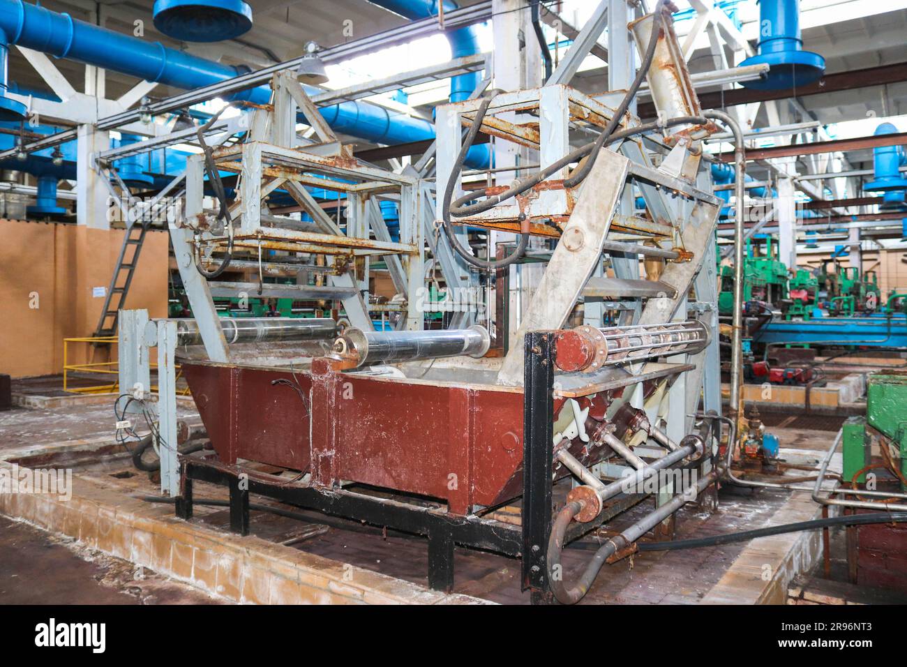 Leistungsfähige Anlagen der Metallindustrie der Produktionsabteilung im Maschinenbau für die Ölraffination, Petrochemie und Chemie mit Rohrleitungsmaschinen Stockfoto