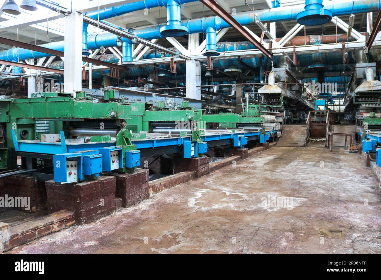 Leistungsfähige Anlagen der Metallindustrie der Produktionsabteilung im Maschinenbau für die Ölraffination, Petrochemie und Chemie mit Rohrleitungsmaschinen Stockfoto
