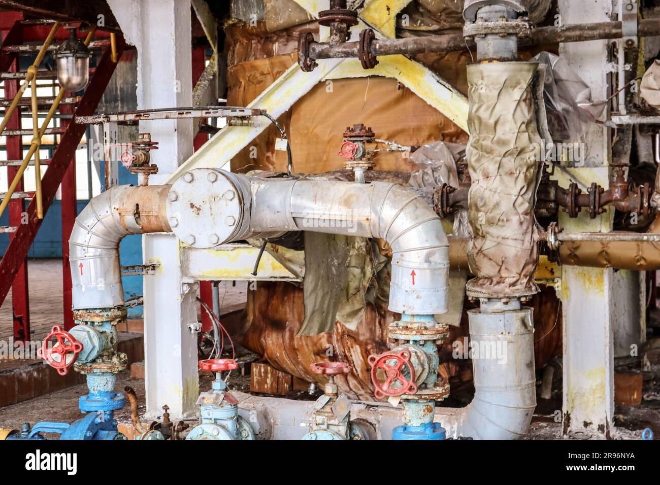 Rohre mit Flanschen und Bolzen Metallflansche und Fittings aus Eisen in Wärmedämmung aus Glasfaser und Mineralwolle aus verzinktem Stahl an einem Heck Stockfoto