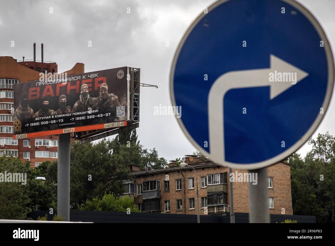 Moskau, Russland. 24. Juni 2023. Ein großes Werbebanner der PMC Wagner Group wird auf einer Autobahn in Moskau, Russland, gesehen Stockfoto