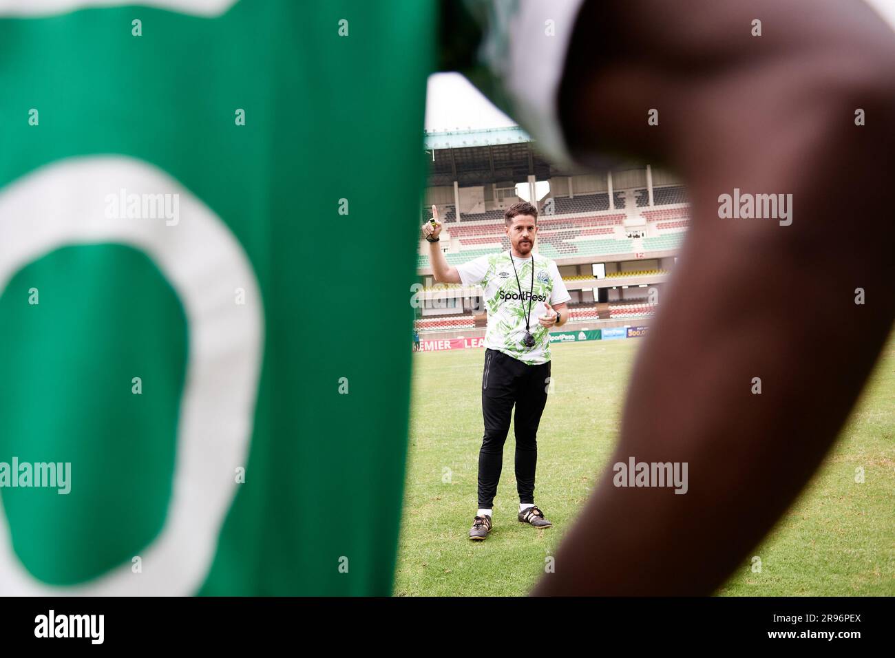 Nairobi, Kenia. 23. Juni 2023. Johnathan MCKINSTRY spricht am Ende des Trainings mit den Spielern. Gor Mahia trainiert vor dem Spiel gegen die Nairobi Citystars, Kenia Premier League. Kasarani Stadium Sportkomplex. Kredit: XtraTimeSports (Darren McKinstry) / Alamy. Stockfoto