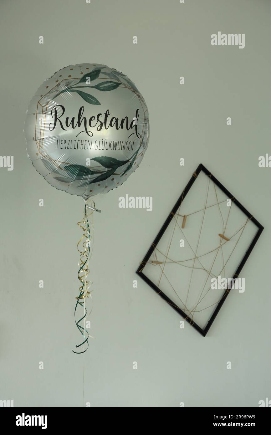 Ballon mit Inschrift Ruhestand und Glückwunsch und Bilderrahmen mit Fäden und Fäden, Ruhestand, Silber, rund, Hessen, Deutschland Stockfoto