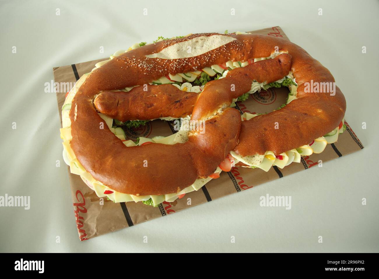 Große Brezel mit Käse und Wurst, Sandwich, herzhaftes Keks, Sandwich, Essensfotografie, Hessen, Deutschland Stockfoto