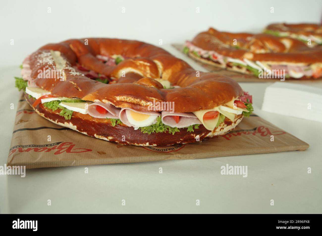 Große Brezel mit Käse und Wurst, Sandwich, herzhaftes Keks, Sandwich, Essensfotografie, Hessen, Deutschland Stockfoto