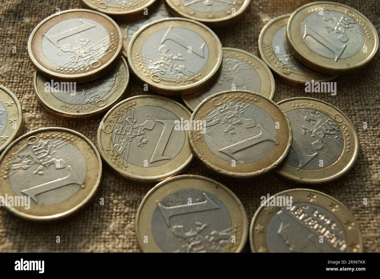 Europäisches Geld. Ich habe 1 Euro-Münzen auf Leinengewebe gegossen. Stockfoto