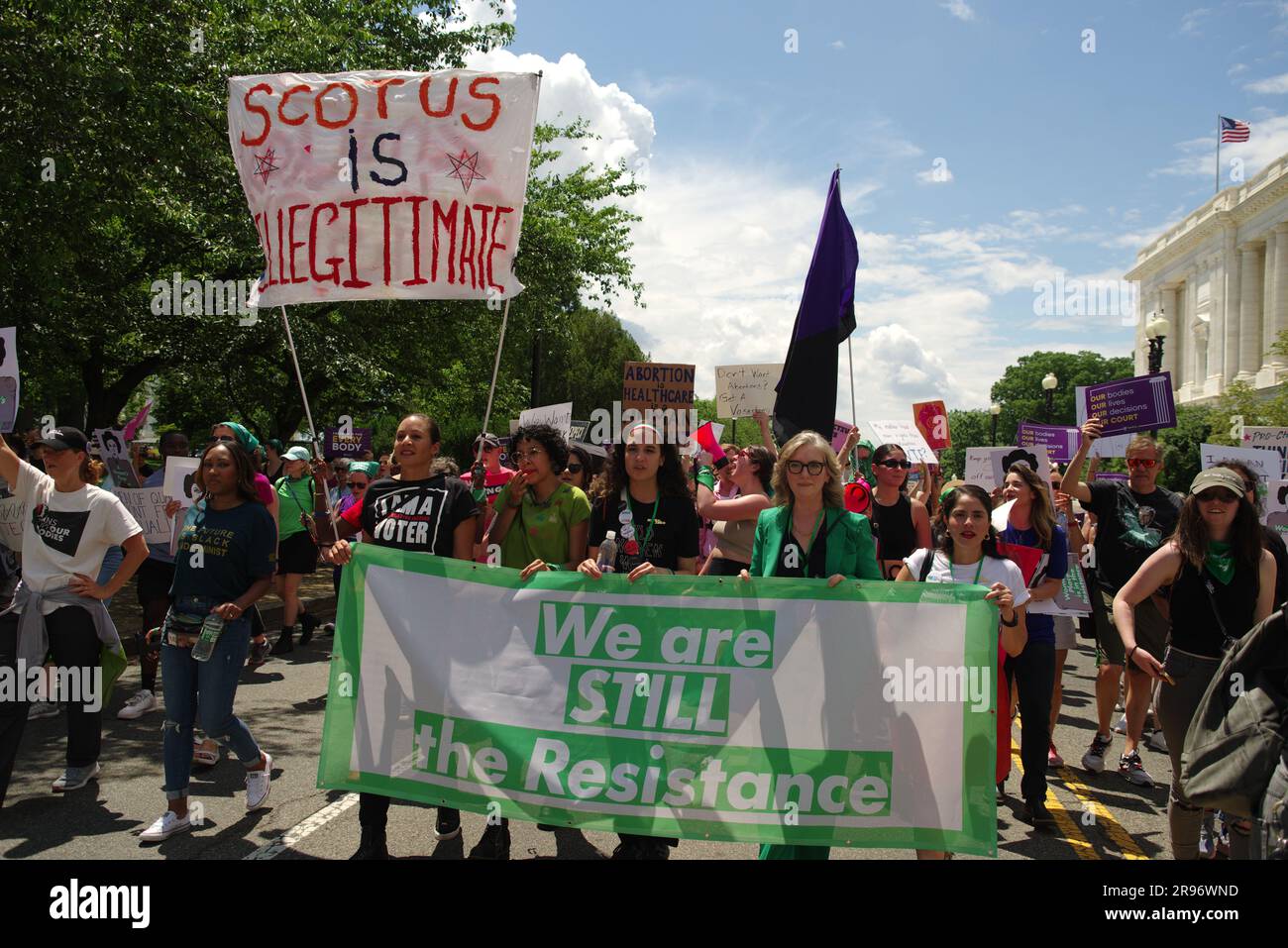 Washington DC, USA. 24. Juni 2023. Demonstranten für Abtreibungsrechte marschieren in die USA Oberster Gerichtshof zum ersten Jahrestag der Dobbs-Entscheidung. Kredit: Philip Yabut/Alamy Live News Stockfoto