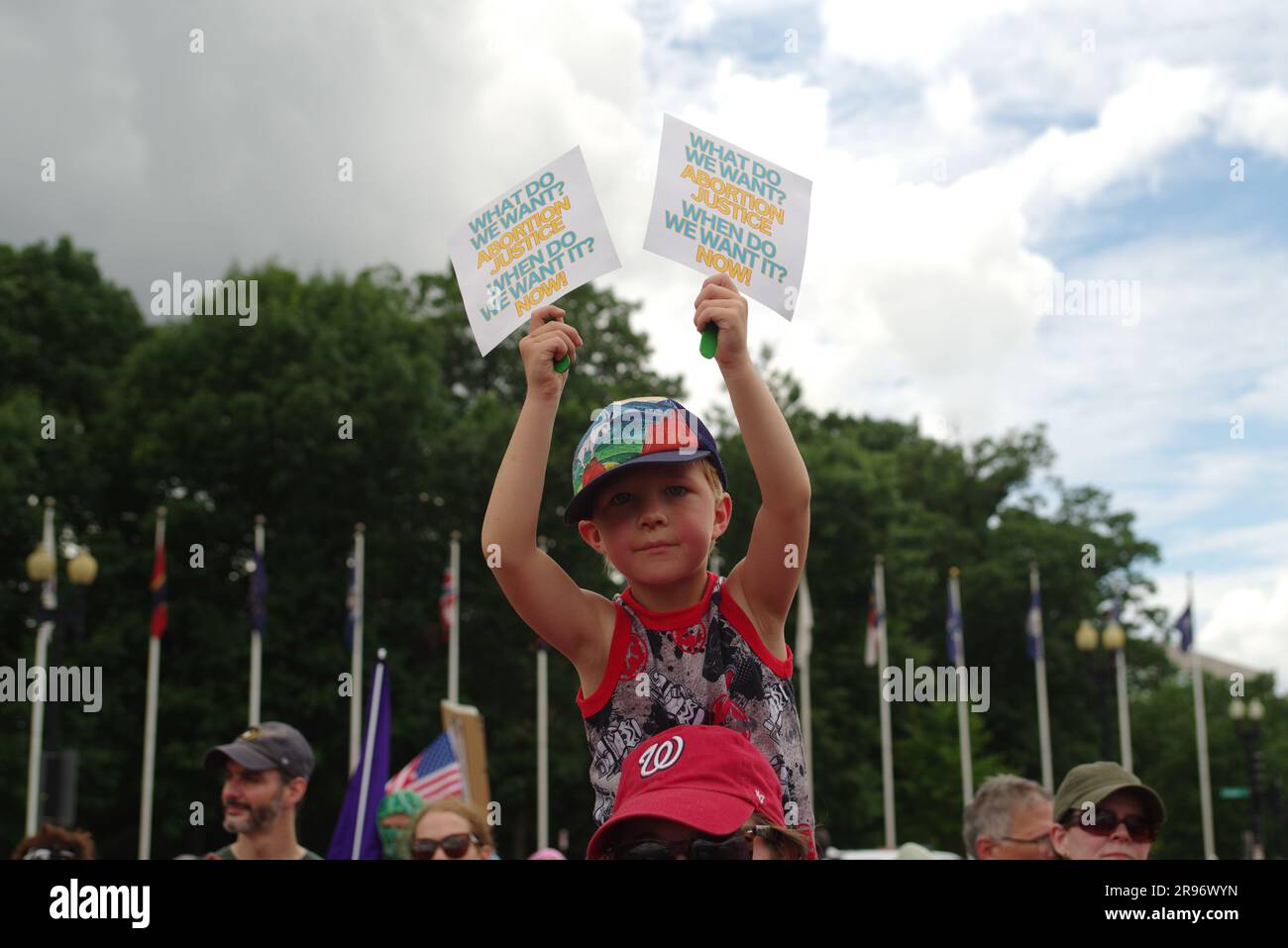 Washington DC, USA. 24. Juni 2023. Am ersten Jahrestag der Dobbs-Entscheidung hält ein Kind bei einem Protest gegen Abtreibungsrechte Schilder hoch. Kredit: Philip Yabut/Alamy Live News Stockfoto
