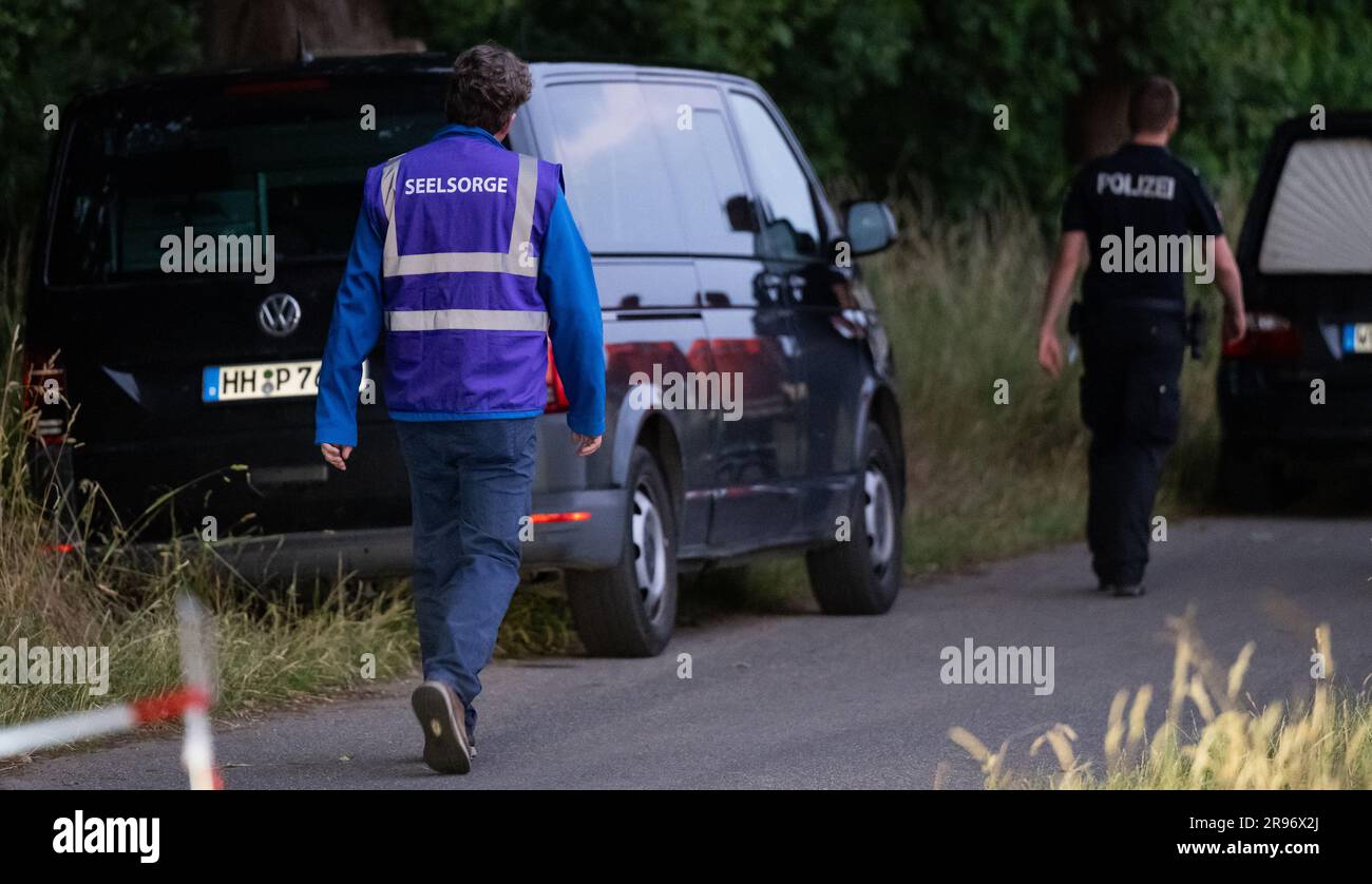 Toppenstedt, Deutschland. 24. Juni 2023. Ein Kaplan geht zum Unfallort