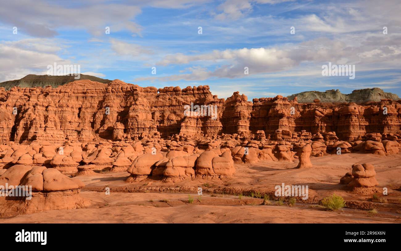 Unglaubliche Hoodoo-Felsformationen an einem sonnigen Tag im Goblin Valley State Park, utah Stockfoto
