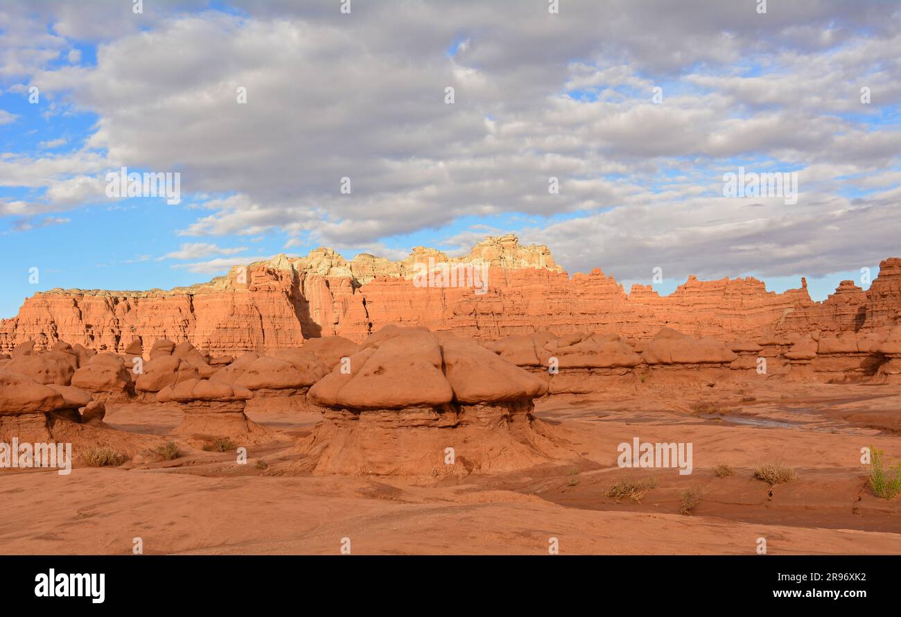 Pilzförmige Hoodoos aus rotem Stein im Goblin Valley State Park, utah Stockfoto