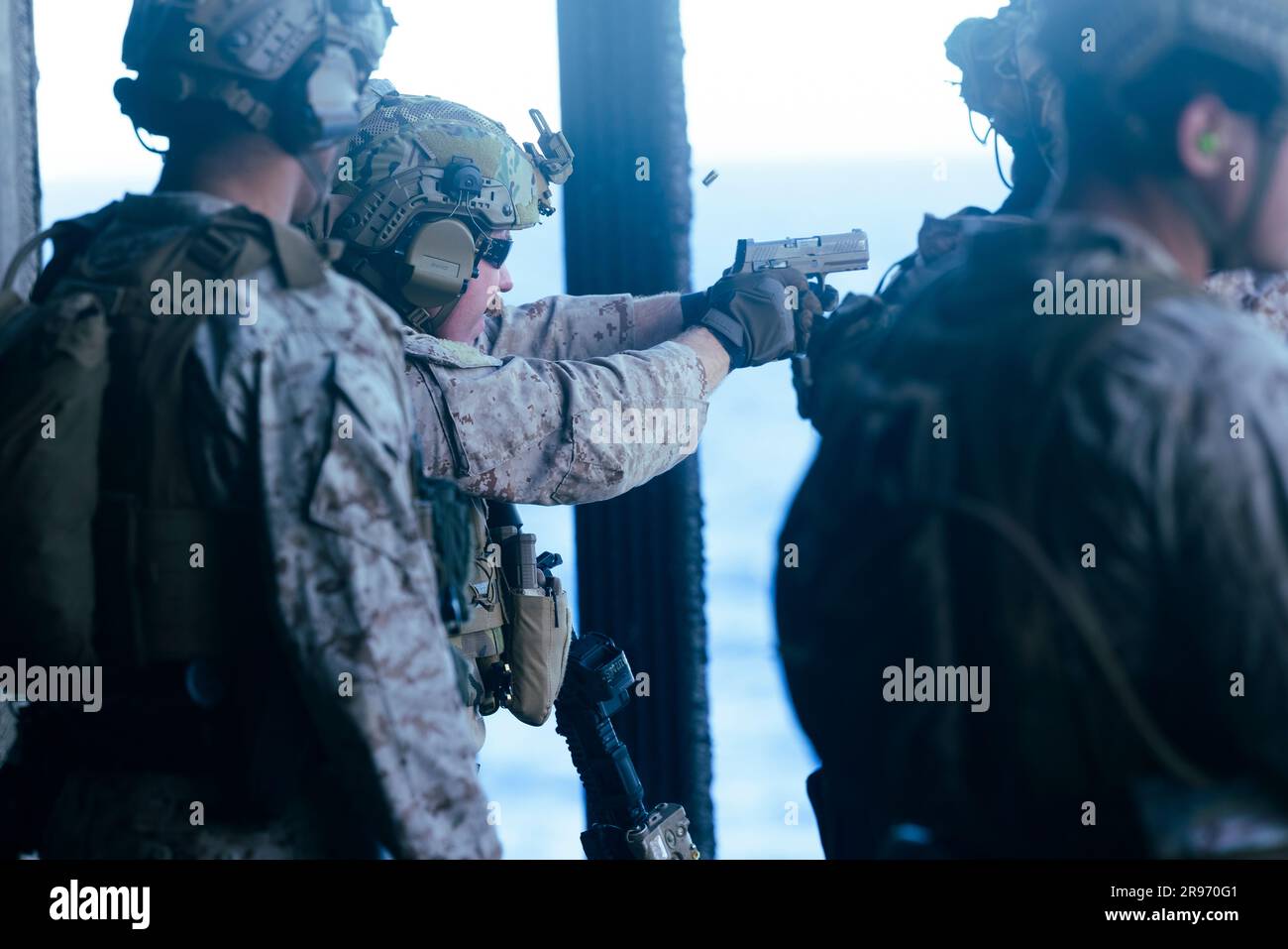 EIN US-AMERIKANISCHER Navy Corpsman von der Maritime RAID Force, 31. Marine Expeditionary Unit, führt eine Schießübung an Bord des Amphibienschiffs USS America (LHA-6) im Pazifik durch, 18. Juni 2023. Die Marine-Einheit übte den Übergang zwischen Waffensystemen. Die 31. MEU operiert an Bord von Schiffen der America Amphibious Ready Group im Einsatzgebiet der 7.-Flotte, um die Interoperabilität mit Verbündeten und Partnern zu verbessern und als einsatzbereite Eingreiftruppe zur Verteidigung von Frieden und Stabilität in der Region Indo-Pazifik zu dienen. (USA Marinekorps Foto von CPL Christopher W. England) Stockfoto