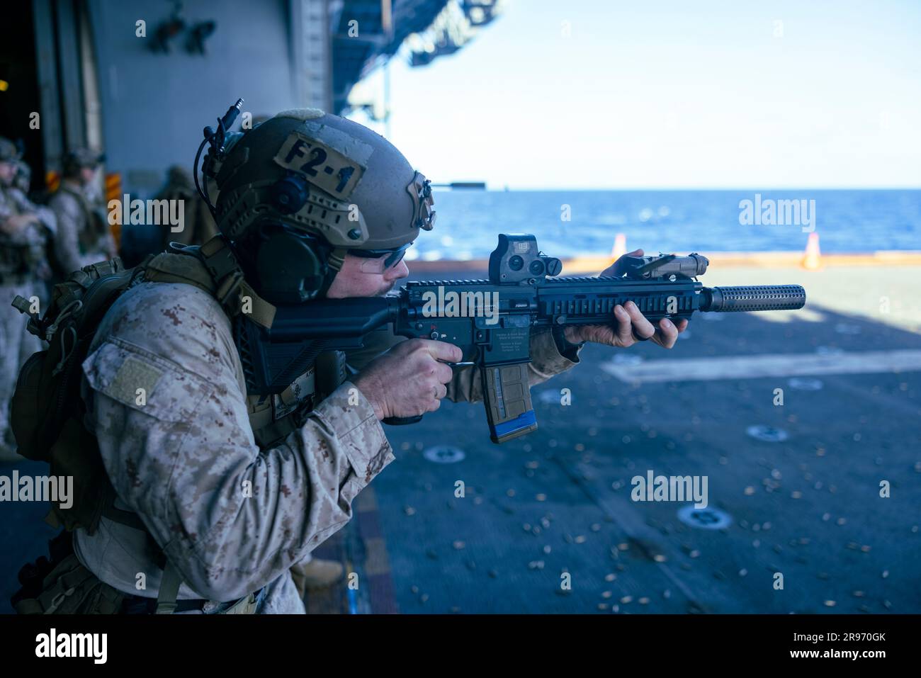 EIN US-AMERIKANISCHER Marine mit der Maritime RAID Force, 31. Marine Expeditionary Unit, führt eine Schießübung an Bord des Amphibienschiffs USS America (LHA-6) im Pazifischen Ozean durch, 18. Juni 2023. Die Marines übten den Übergang zwischen den Waffensystemen. Die 31. MEU operiert an Bord von Schiffen der America Amphibious Ready Group im Einsatzgebiet der 7.-Flotte, um die Interoperabilität mit Verbündeten und Partnern zu verbessern und als einsatzbereite Eingreiftruppe zur Verteidigung von Frieden und Stabilität in der Region Indo-Pazifik zu dienen. (USA Marinekorps Foto von CPL Christopher W. England) Stockfoto