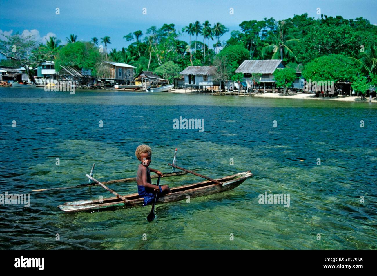 Kind im Auslegerboot, Kavieng, New Ireland, Papua-Neuguinea Stockfoto