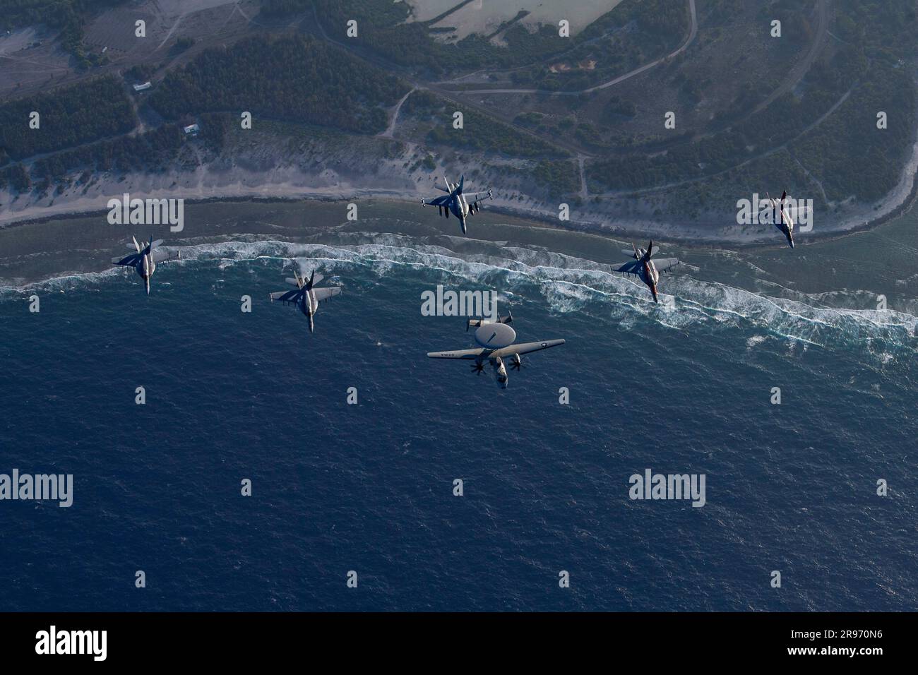 230615-N-KU796-1193 PAZIFIK (15. Juni 2023) Flugzeuge des Carrier Air Wing (CVW) 17 fliegen in Formation über Wake Island. CVW 17 ist Teil der Nimitz Carrier Strike Group und gehört zur US-Flotte 7. und führt Routinevorgänge durch. U.S. 7. Fleet ist die USA Die größte Flotte der Navy, die mit einer Anzahl von Flotten ausgestattet ist, interagiert und arbeitet regelmäßig mit Verbündeten und Partnern zusammen, um eine freie und offene Region im Indo-Pazifik zu erhalten. (USA Marinefoto von Mass Communication Specialist 2. Class Samuel Osborn) Stockfoto