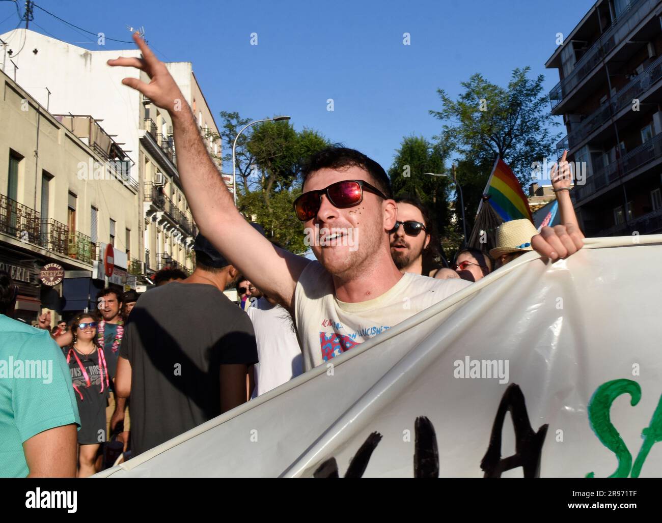 Madrid, Madrid, Spanien. 24. Juni 2023. Hunderte von Menschen sind in die Straßen des Madrider Viertels Vallecas im traditionellen Vallecano Pride gegangen. (Kreditbild: © Richard Zubelzu/ZUMA Press Wire) NUR REDAKTIONELLE VERWENDUNG! Nicht für den kommerziellen GEBRAUCH! Kredit: ZUMA Press, Inc./Alamy Live News Stockfoto