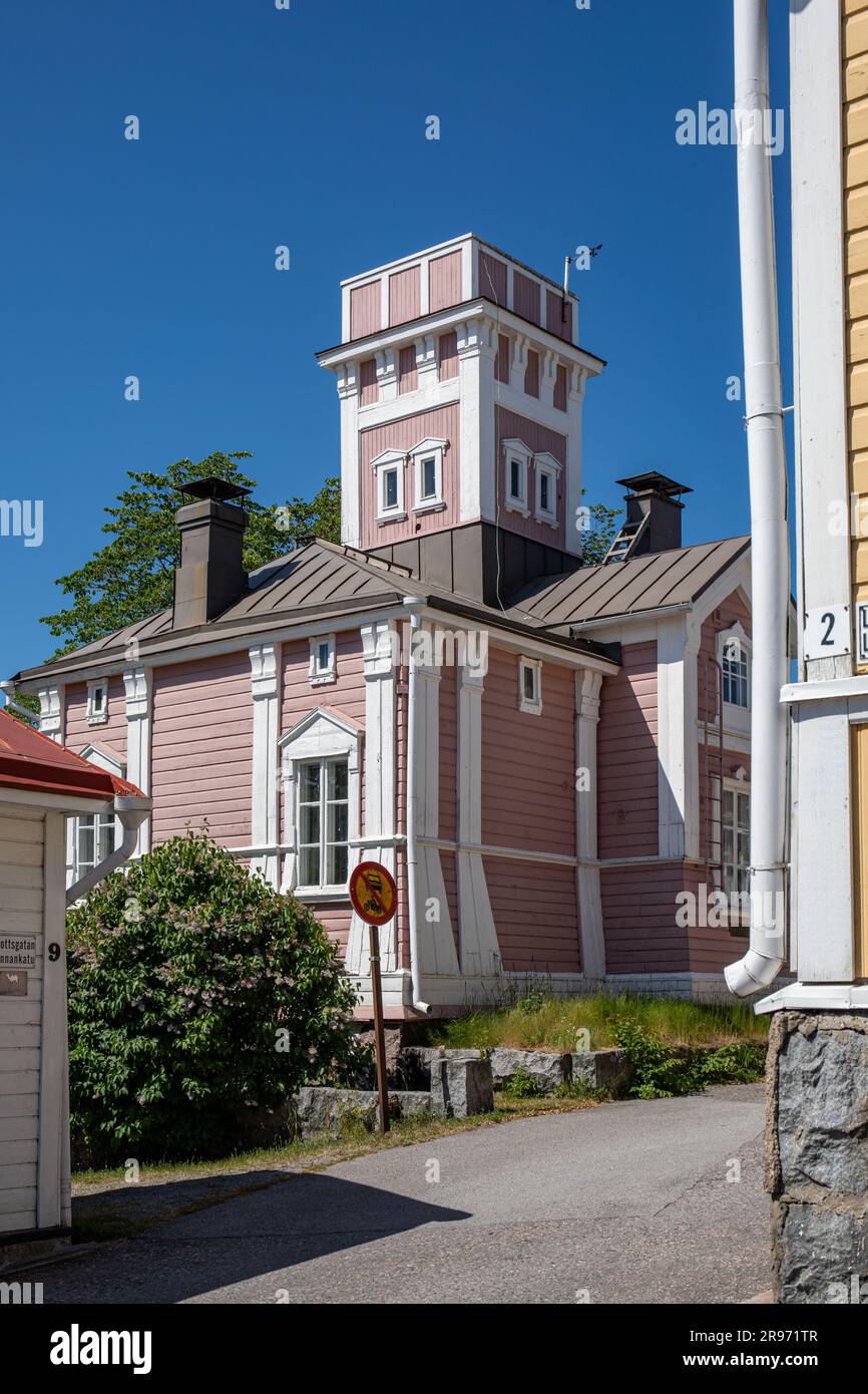 Alter Holzfeuerturm, entworfen von Constantin Kiseleff und erbaut 1875, in Linnankatu oder Slottsgatan 7 in Tammisaari oder Ekenäs, Finnland Stockfoto