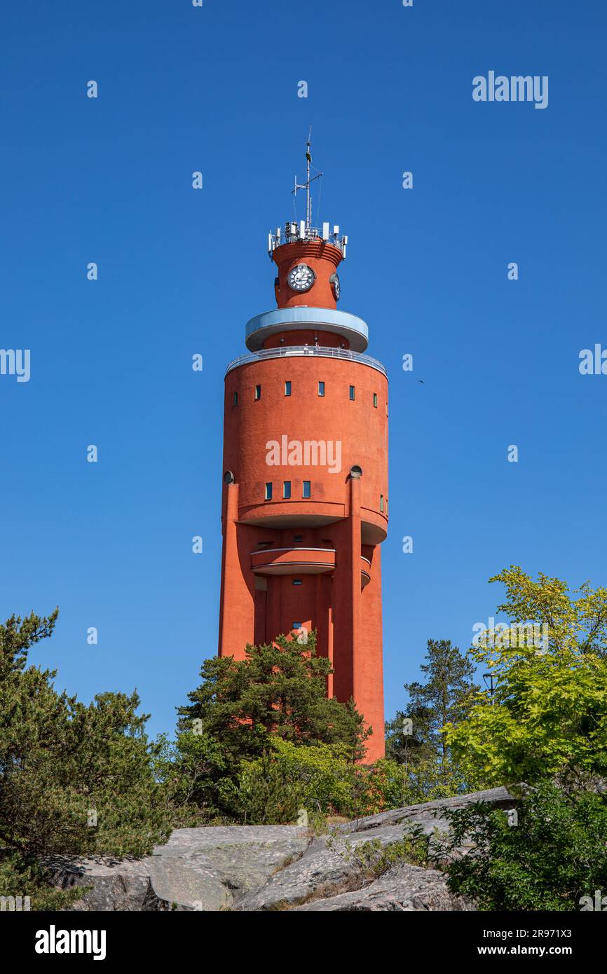 Roter Wasserturm gegen klares Blau, entworfen von Bertel Liljequist und 1943 in Hanko oder Hangö, Finnland, erbaut Stockfoto
