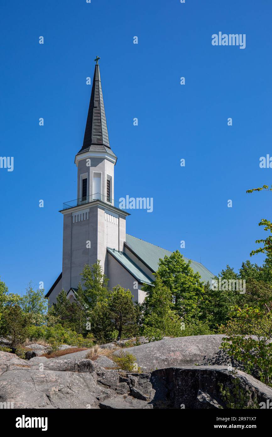 An einem sonnigen Sommertag in Hanko, Finnland, überwindet die Hanko-Kirche den klaren blauen Himmel Stockfoto